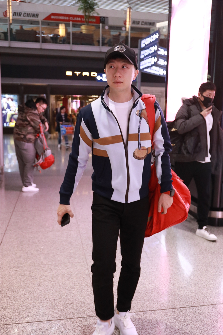 马龙身着潮装现身机场