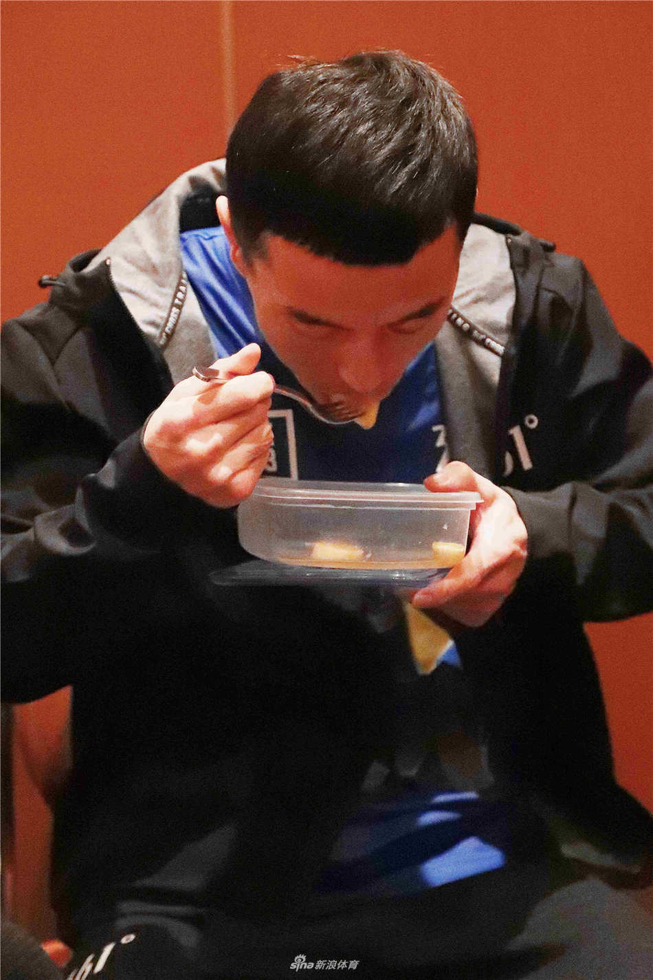 大晦日职业拳击称重仪式举行