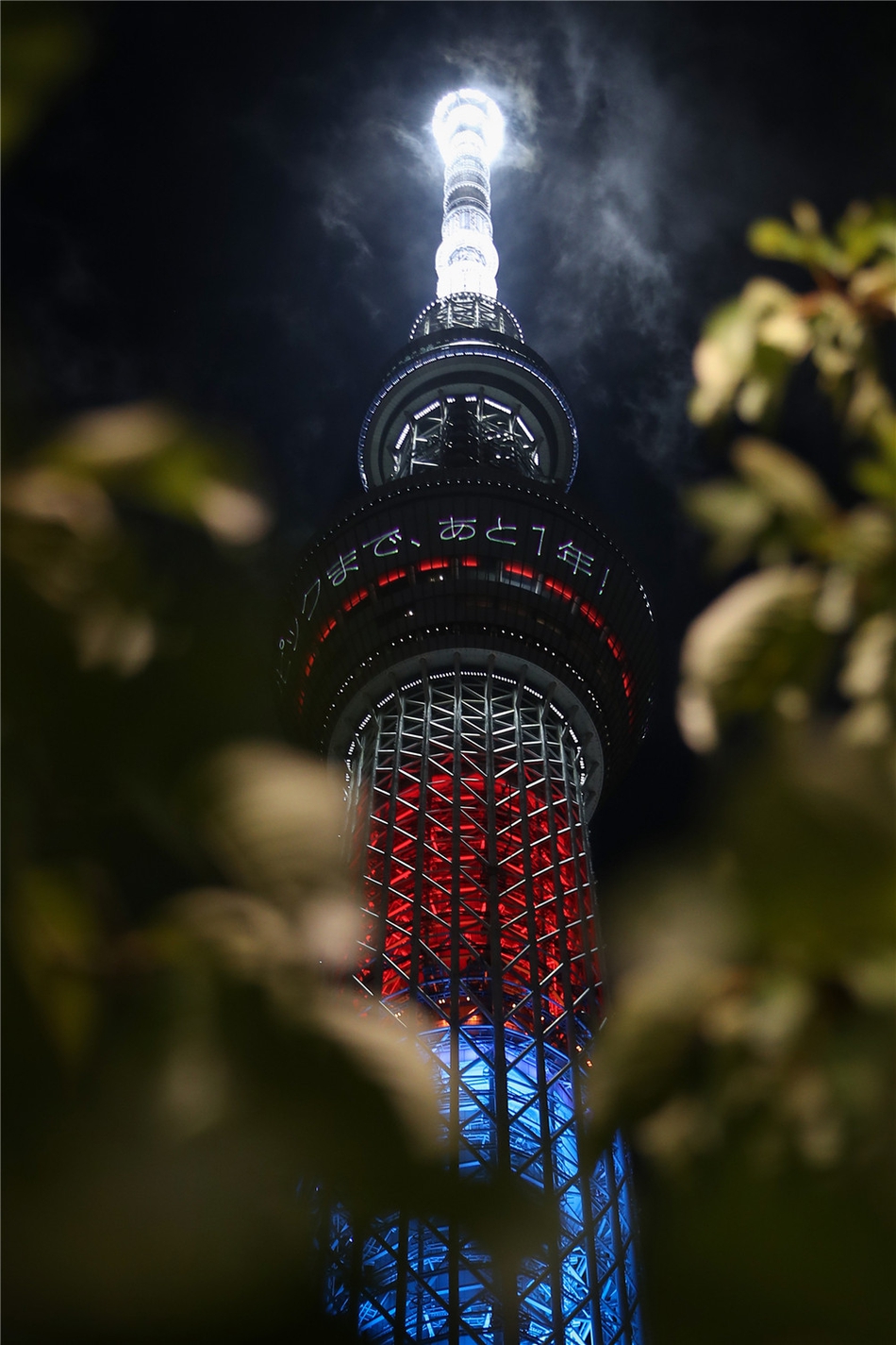 东京标志建筑亮灯纪念残奥会倒计时一周年