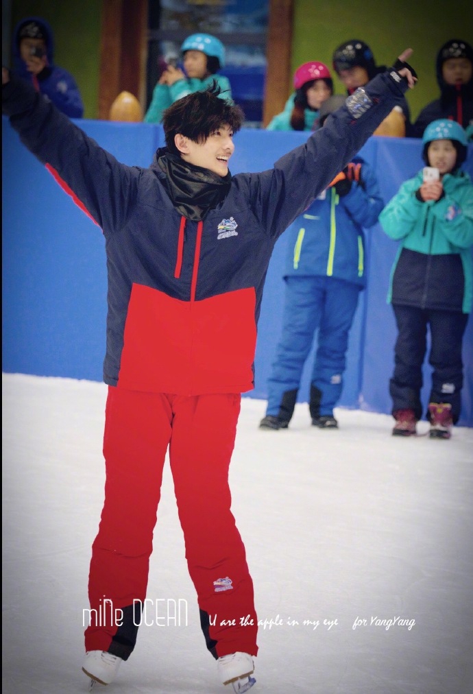 杨洋录节目秀滑冰技术