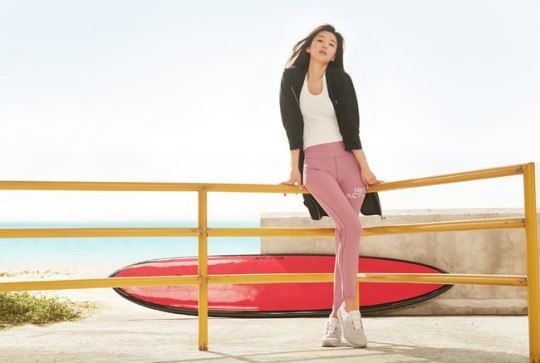 全智贤拍写真运动风展紧致身材