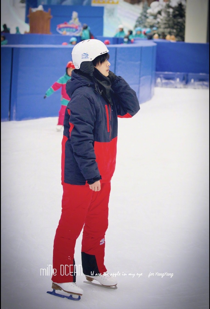 杨洋录节目秀滑冰技术