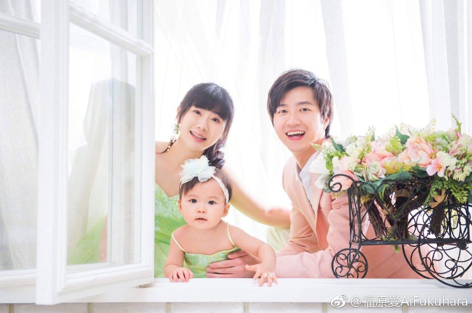 福原爱晒绿色系全家福