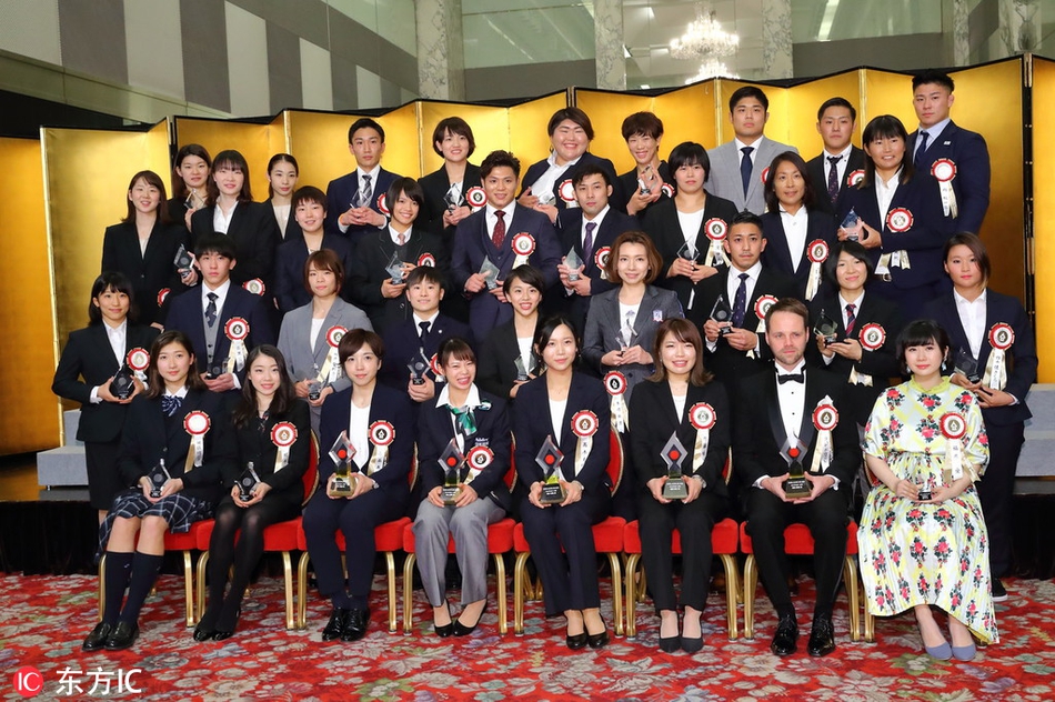 福原爱挺孕肚领奖 蓬松裙装可爱十足