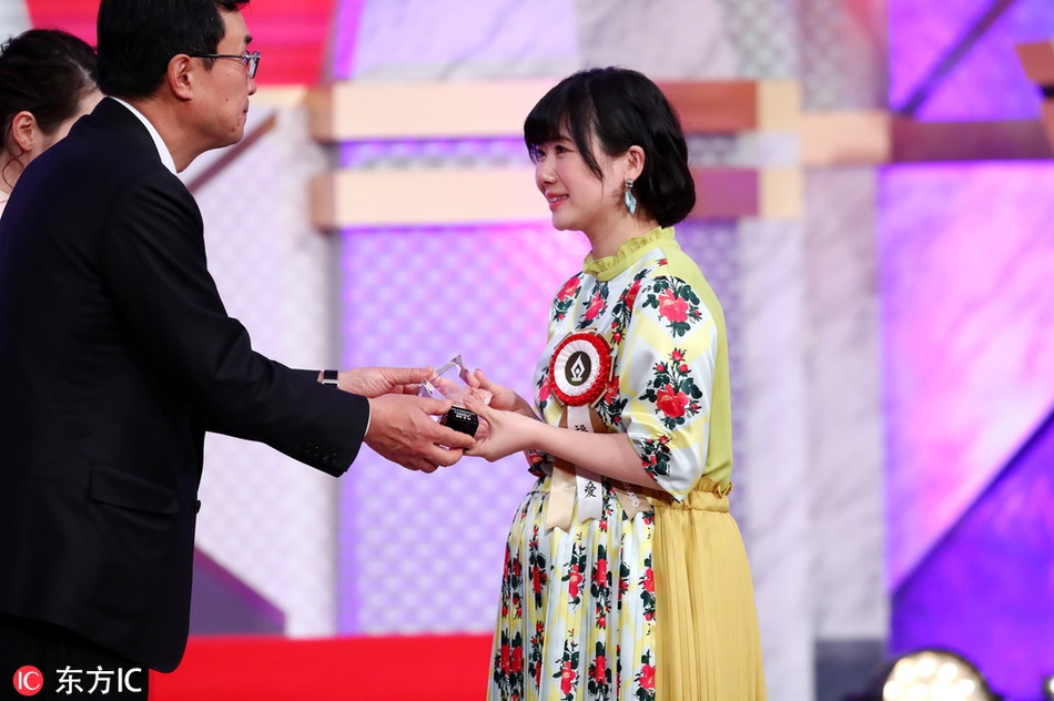 福原爱挺孕肚领奖 蓬松裙装可爱十足