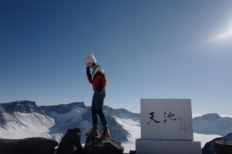 何雯娜登山秀美拍