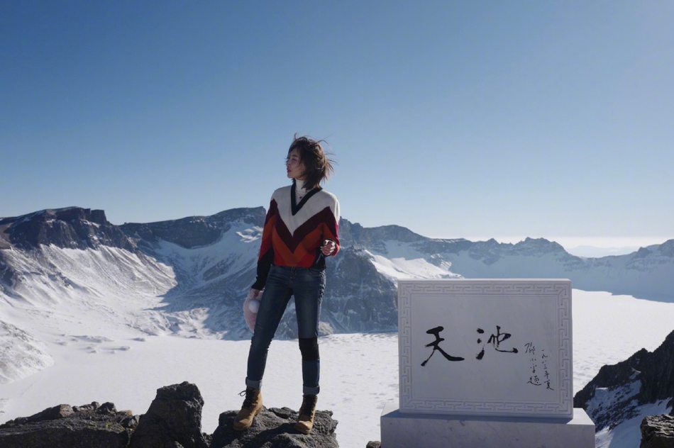 何雯娜登山秀美拍