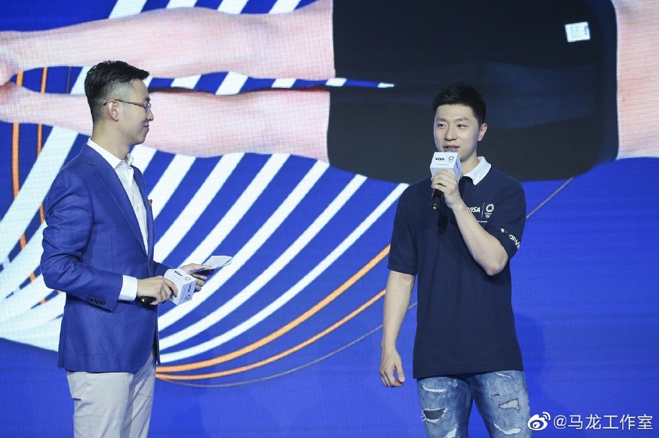 马龙出席活动帅气十足