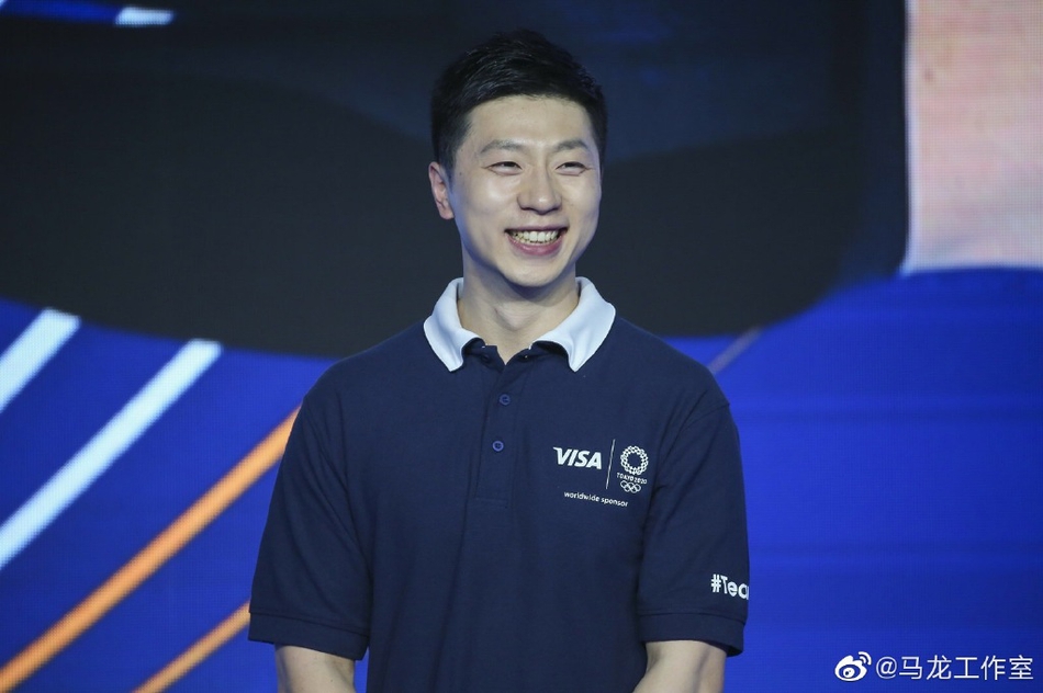 马龙出席活动帅气十足