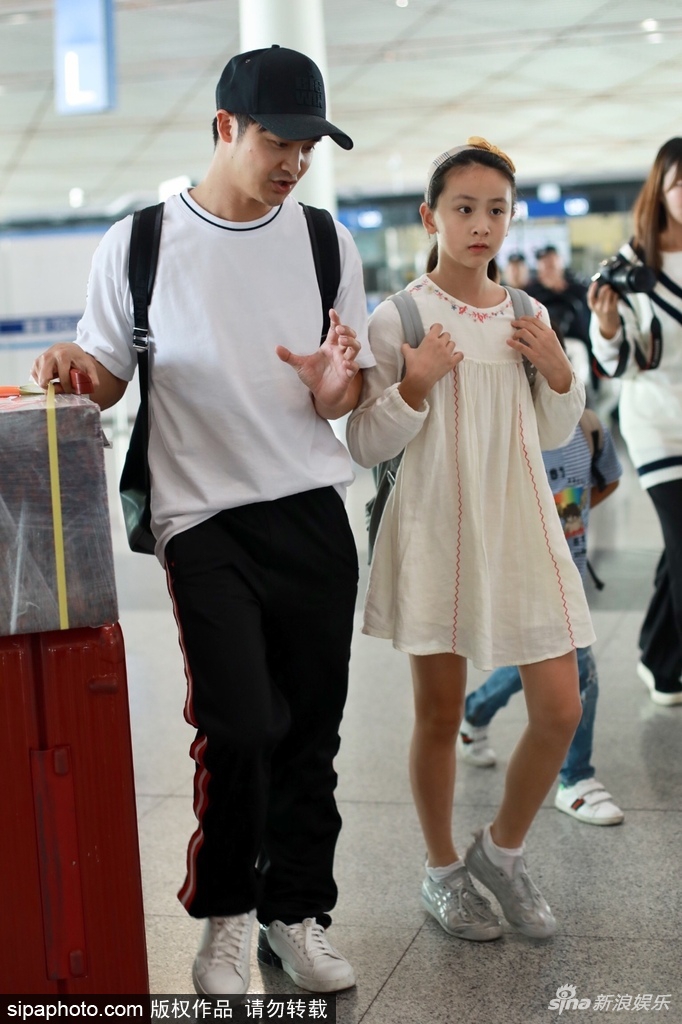 幸福！田亮携一双儿女出游