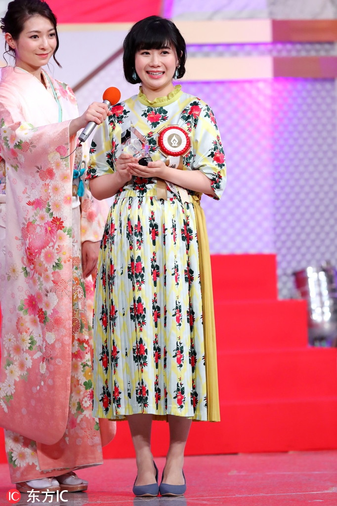 福原爱挺孕肚领奖 蓬松裙装可爱十足