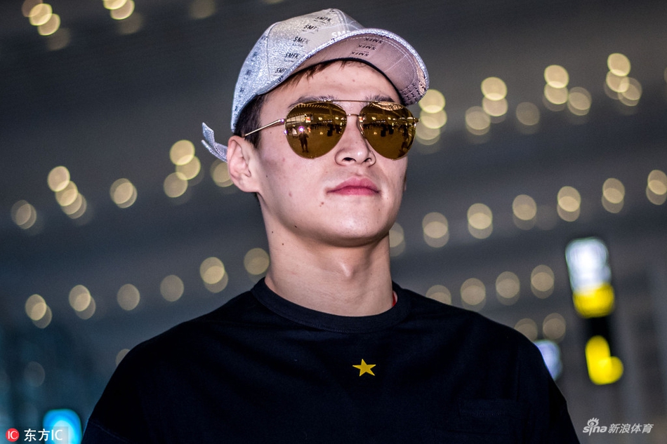 孙杨将参加亚运会闭幕式 着明黄外套亮相机场