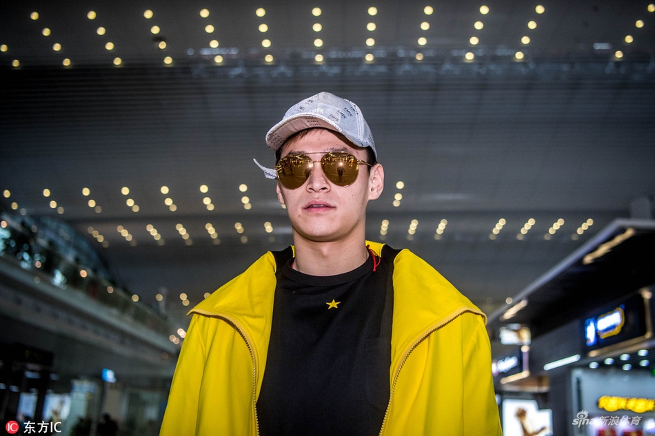 孙杨将参加亚运会闭幕式 着明黄外套亮相机场