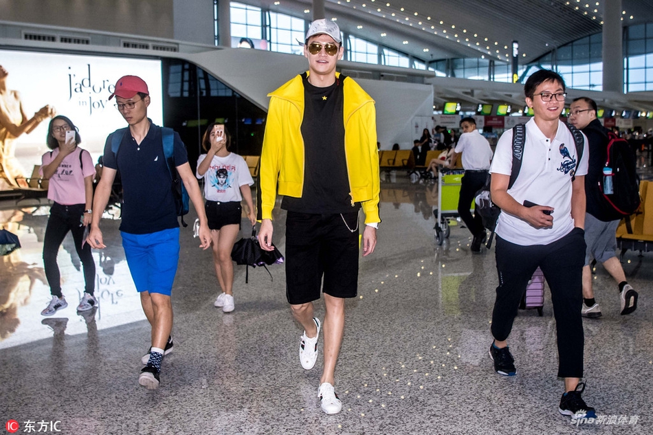 孙杨将参加亚运会闭幕式 着明黄外套亮相机场