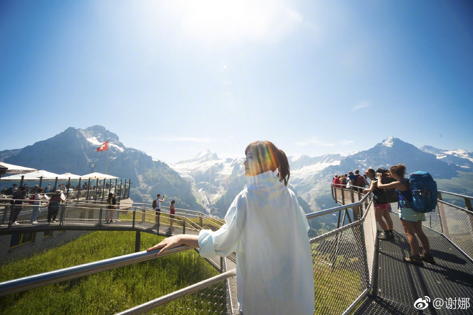 谢娜晒健身照戴拳击手套腹肌明显