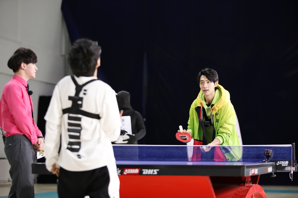魏晨挑战乒乓球挖掘新打法