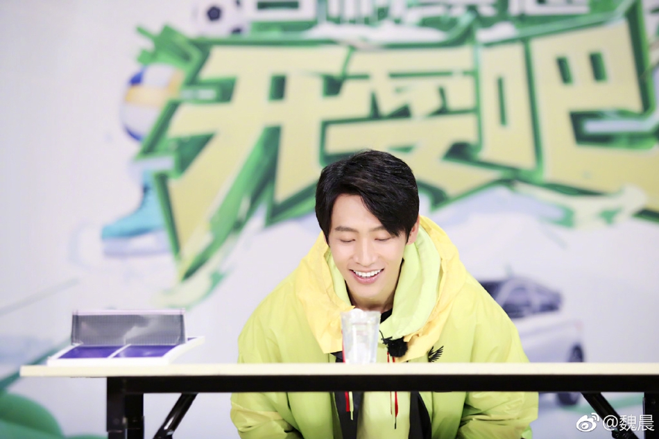 魏晨挑战乒乓球挖掘新打法