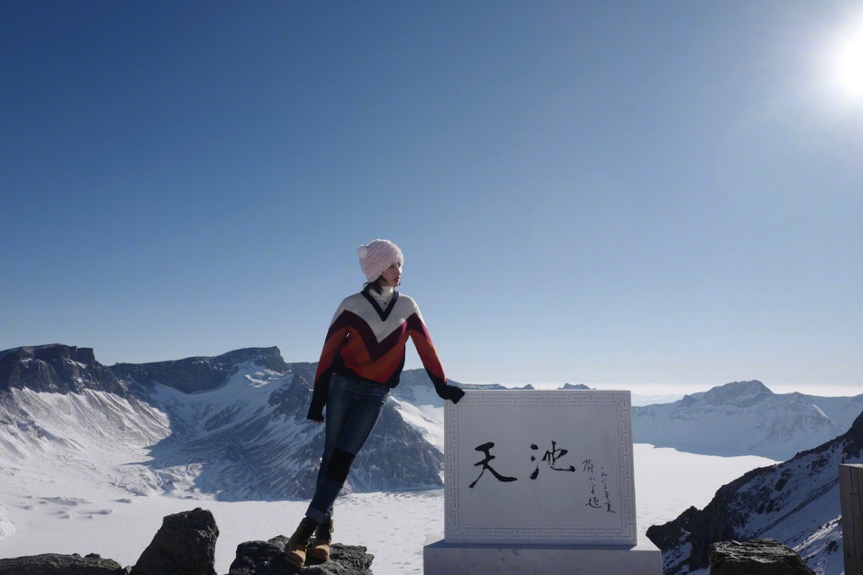 何雯娜登山秀美拍