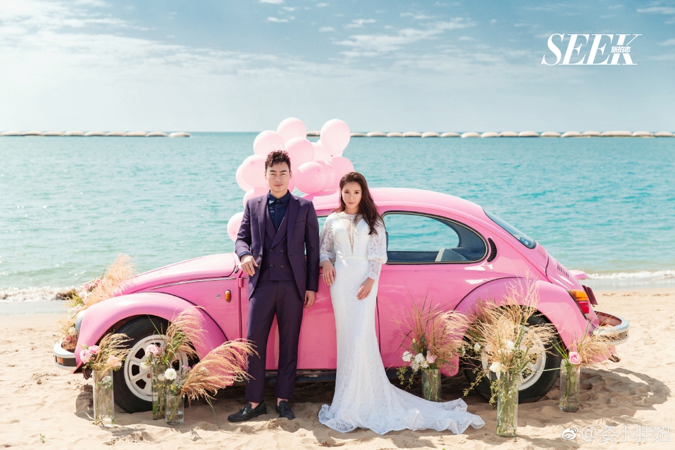 何姿晒与秦凯甜美写真