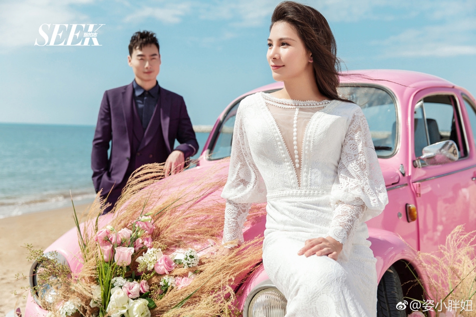 何姿晒与秦凯甜美写真