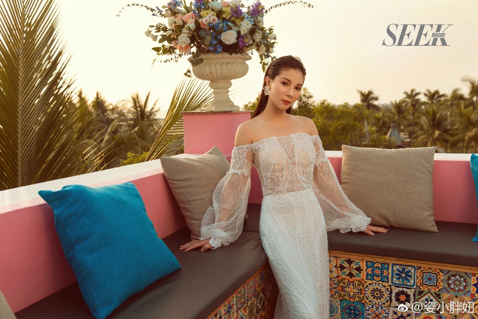 何姿晒与秦凯甜美写真