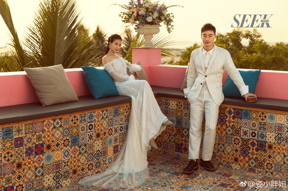 何姿晒与秦凯甜美写真