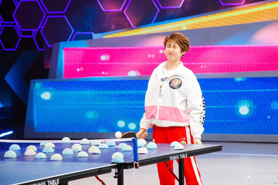 郭跃与小朋友玩转另类乒乓球