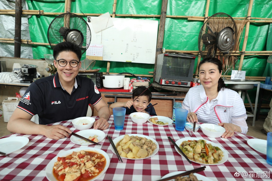 霍启刚郭晶晶带孩子体验插秧