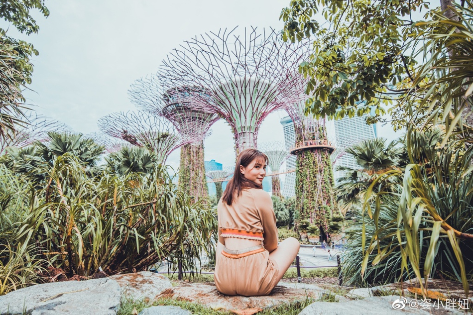 五一假期何姿晒超美旅行照