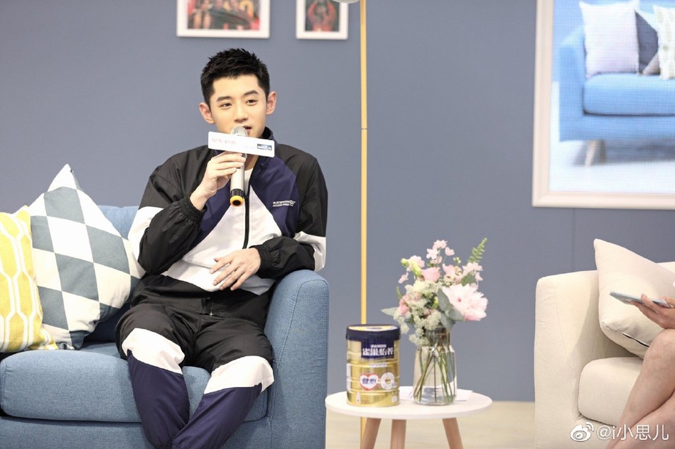 张继科参加活动做蛋糕