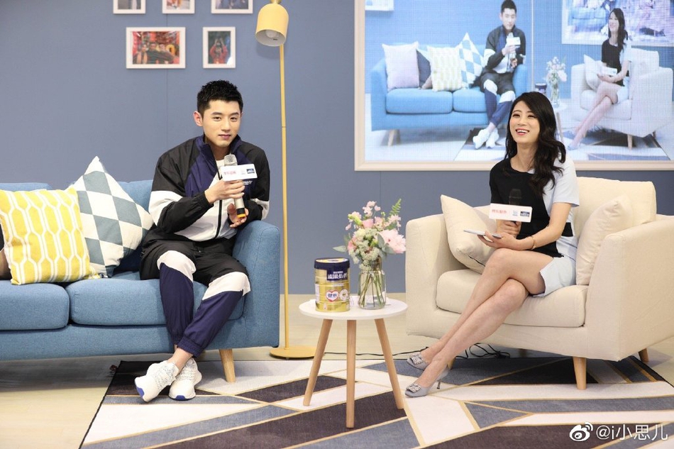 张继科参加活动做蛋糕