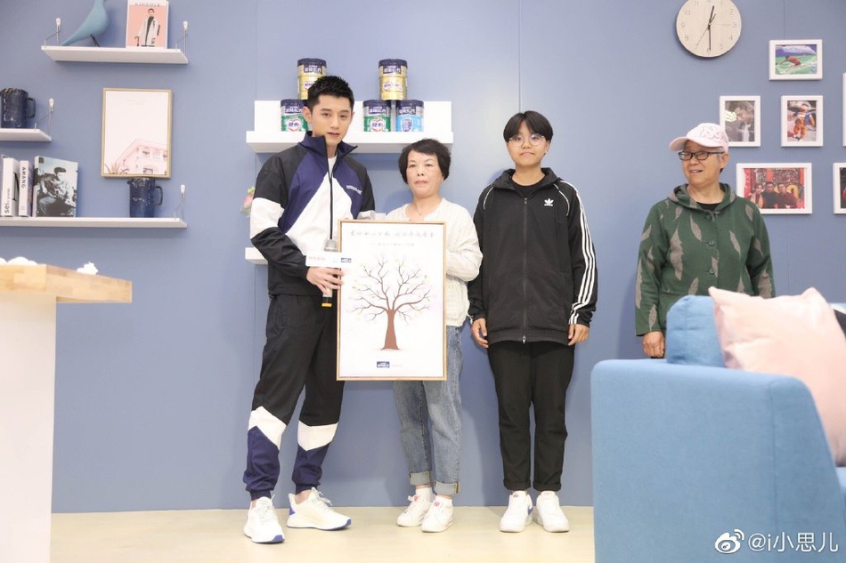 张继科参加活动做蛋糕