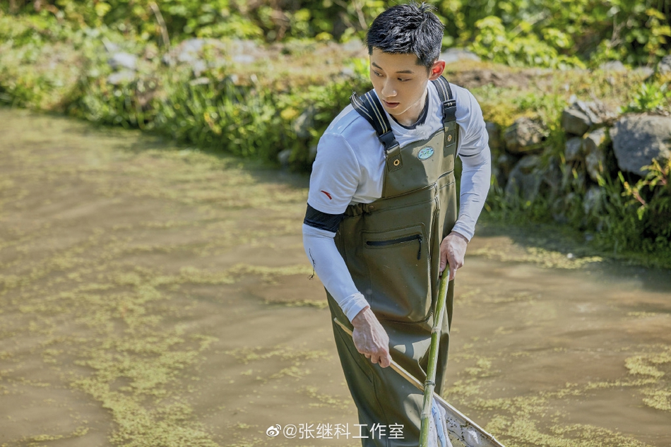 张继科录节目下池塘体验捞鱼