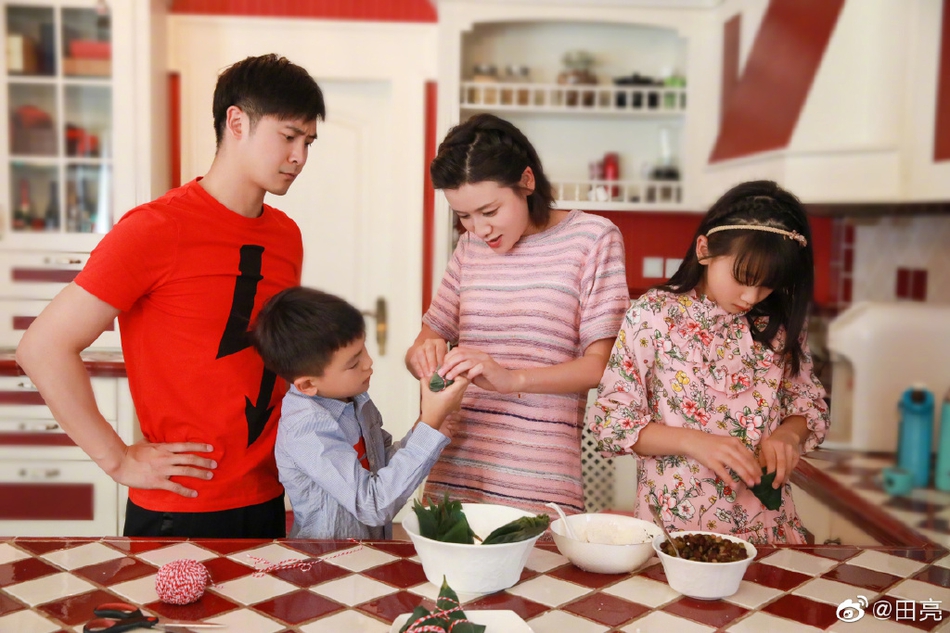 甜蜜端午！田亮一家四口包粽子