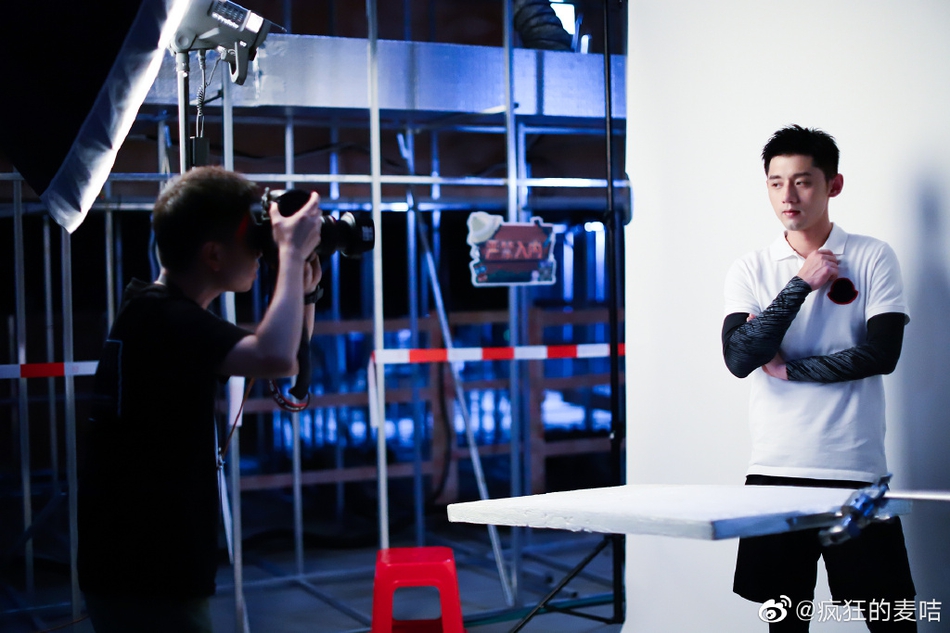 张继科拍宣传照帅气十足