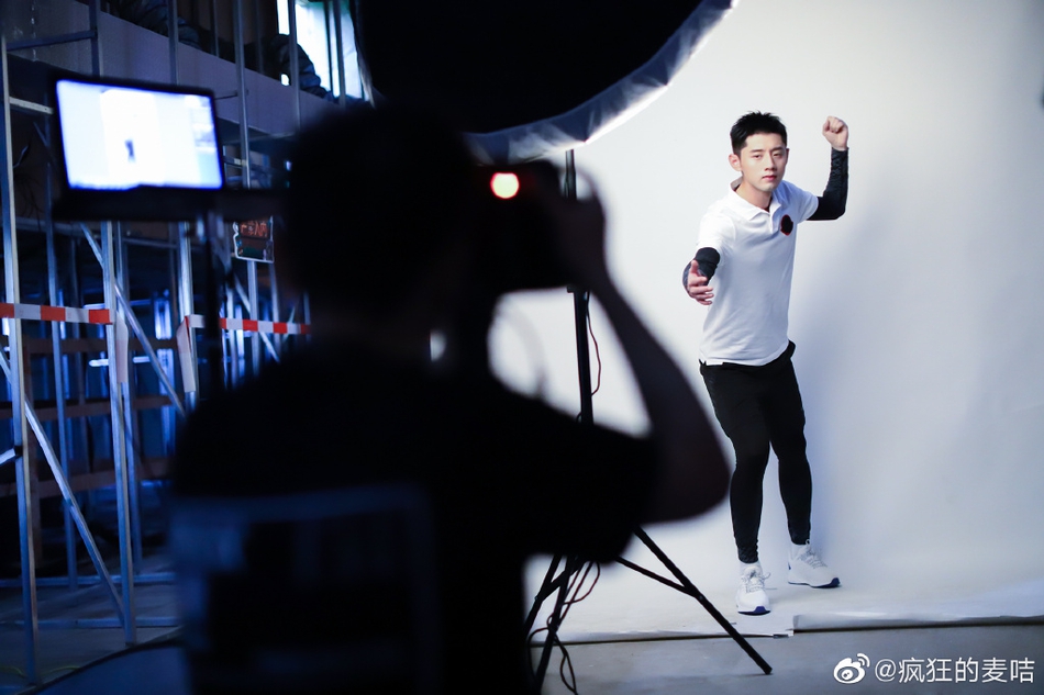 张继科拍宣传照帅气十足