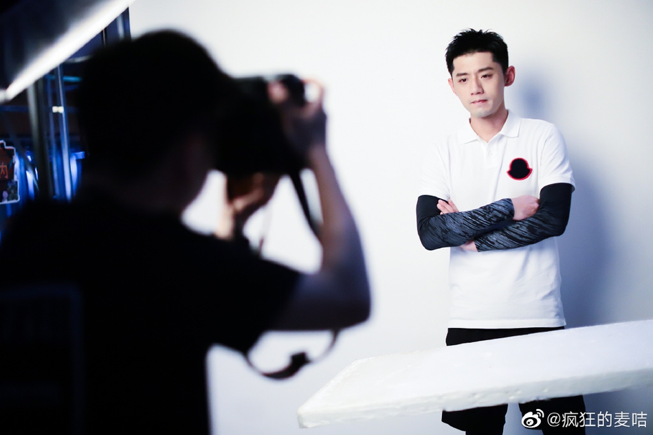 张继科拍宣传照帅气十足