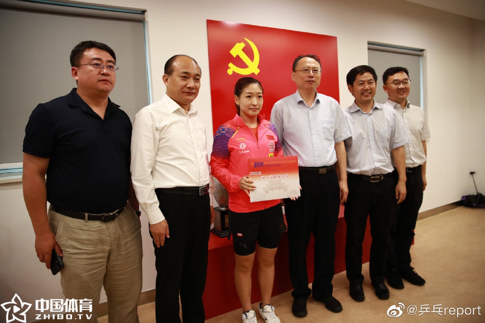 刘诗雯领取北体大硕士录取通知书