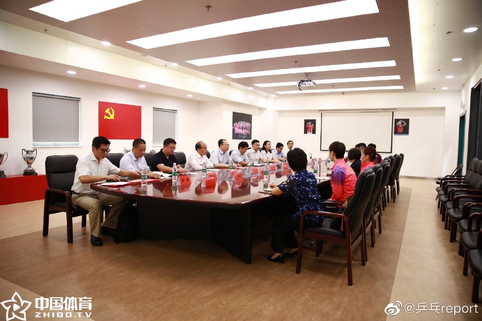 刘诗雯领取北体大硕士录取通知书