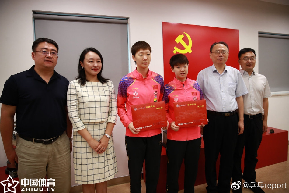 刘诗雯领取北体大硕士录取通知书