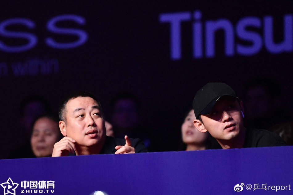 刘国梁张继科一起看比赛