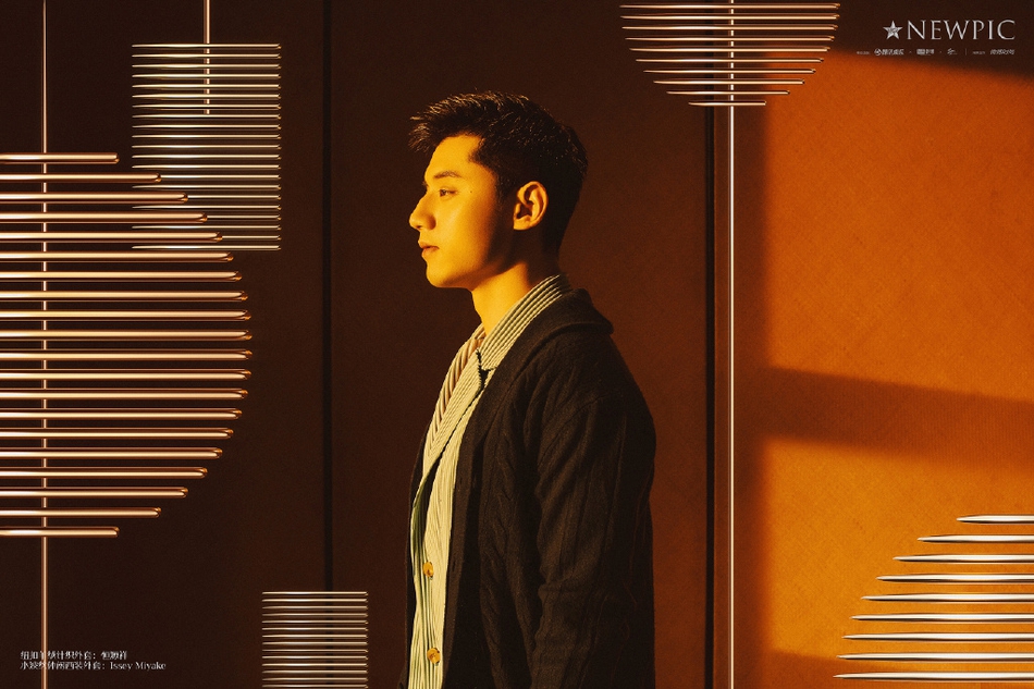 张继科拍写真目光笃定成熟