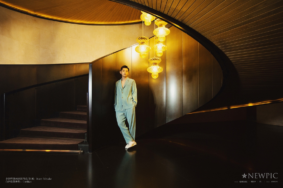 张继科拍写真目光笃定成熟