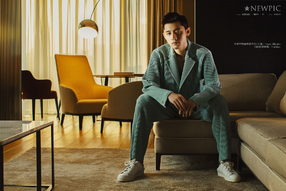 张继科拍写真目光笃定成熟