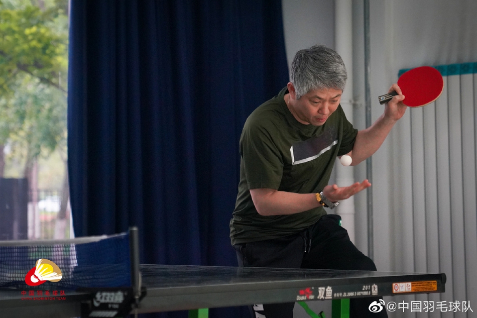 跨界？国羽众将打乒乓球