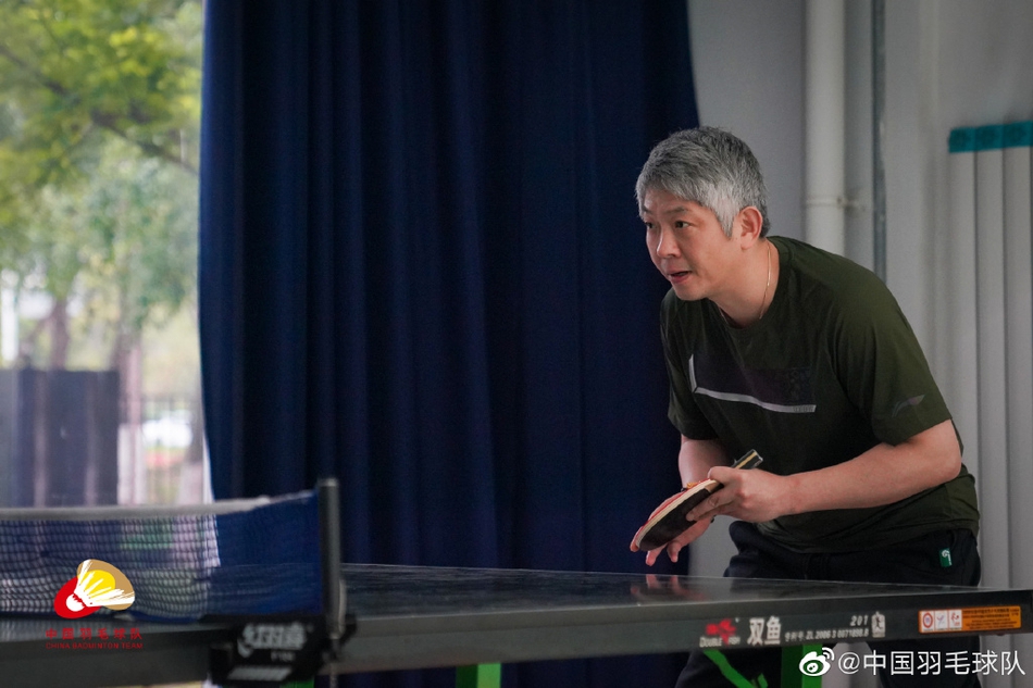 跨界？国羽众将打乒乓球