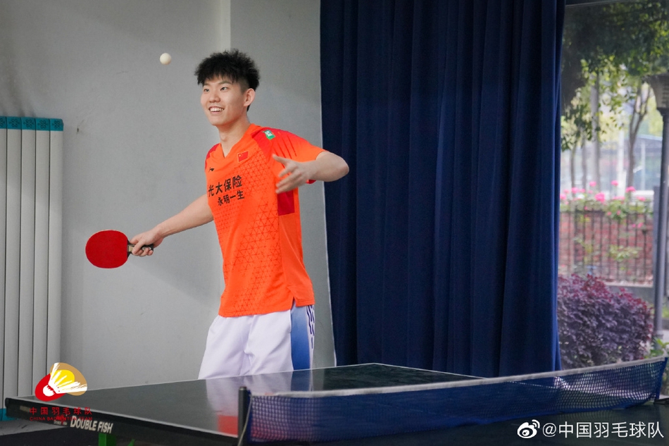 跨界？国羽众将打乒乓球