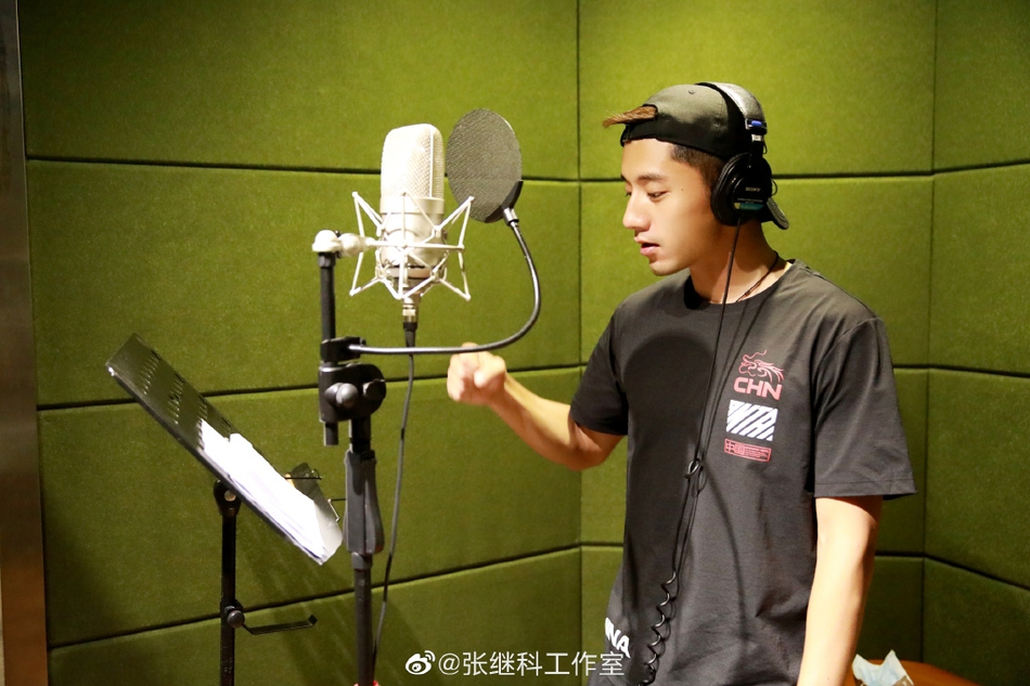 张继科参加晚会活力四射