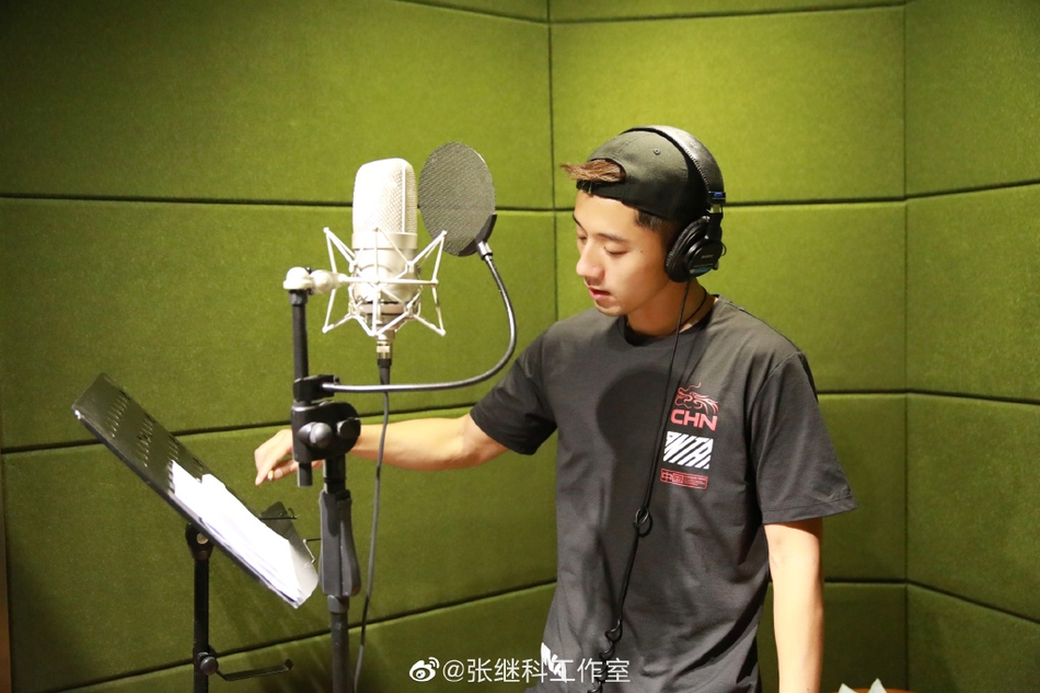 张继科参加晚会活力四射