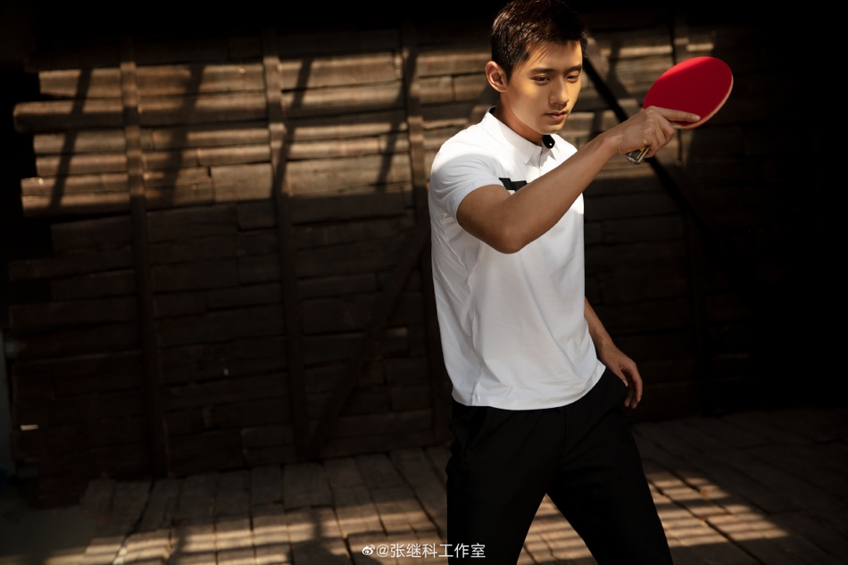 端午节张继科户外与天鹅合影